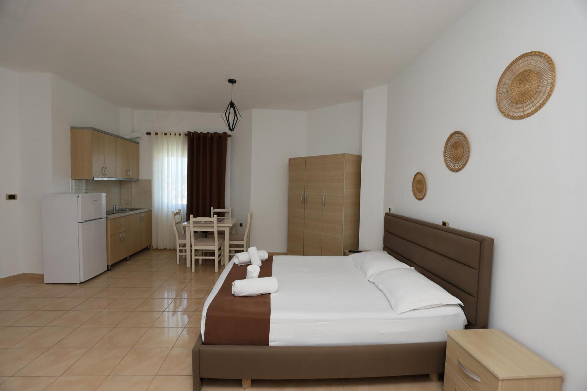 Michelle Apartments Ксамил Екстериор снимка
