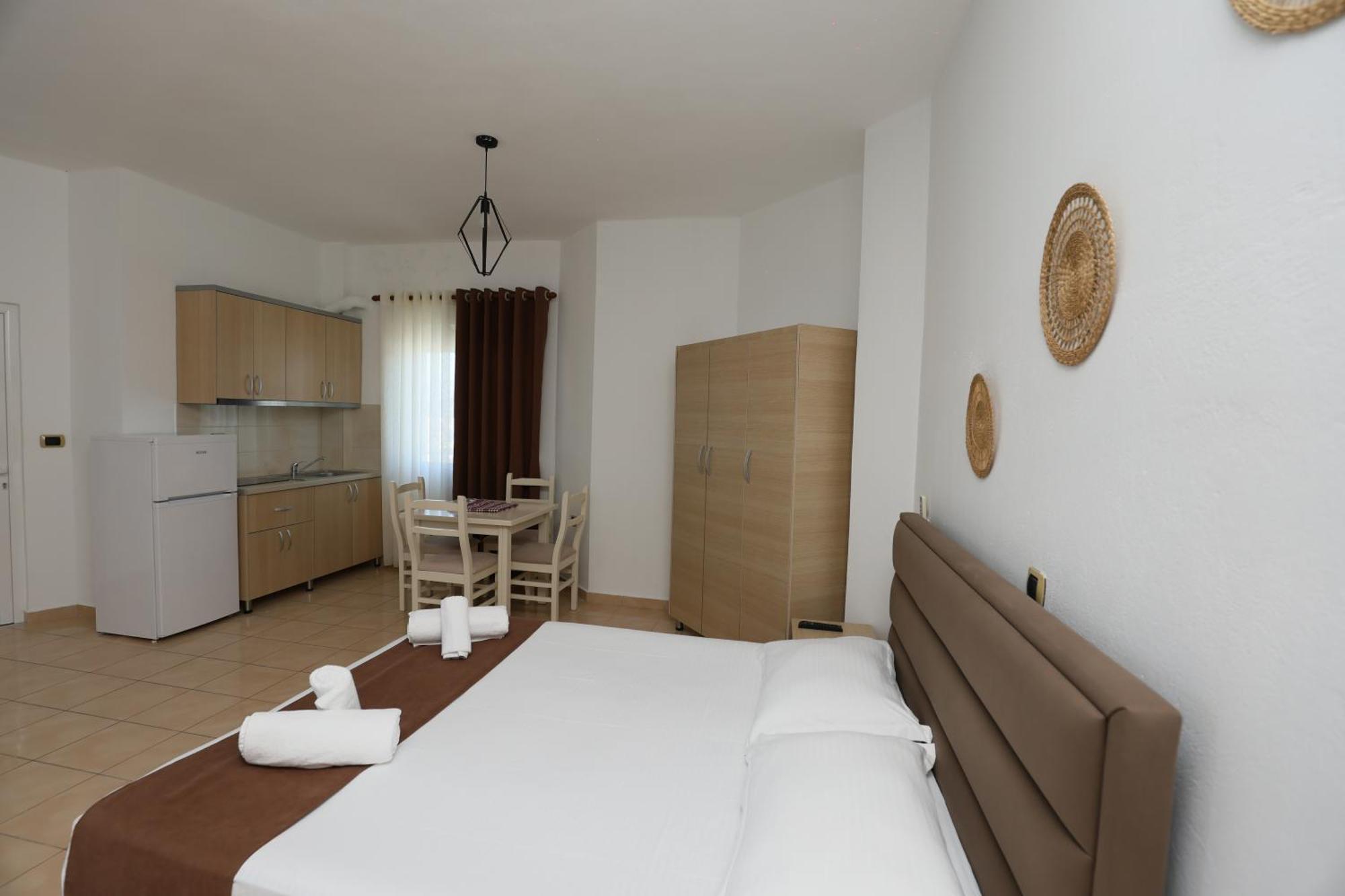 Michelle Apartments Ксамил Екстериор снимка