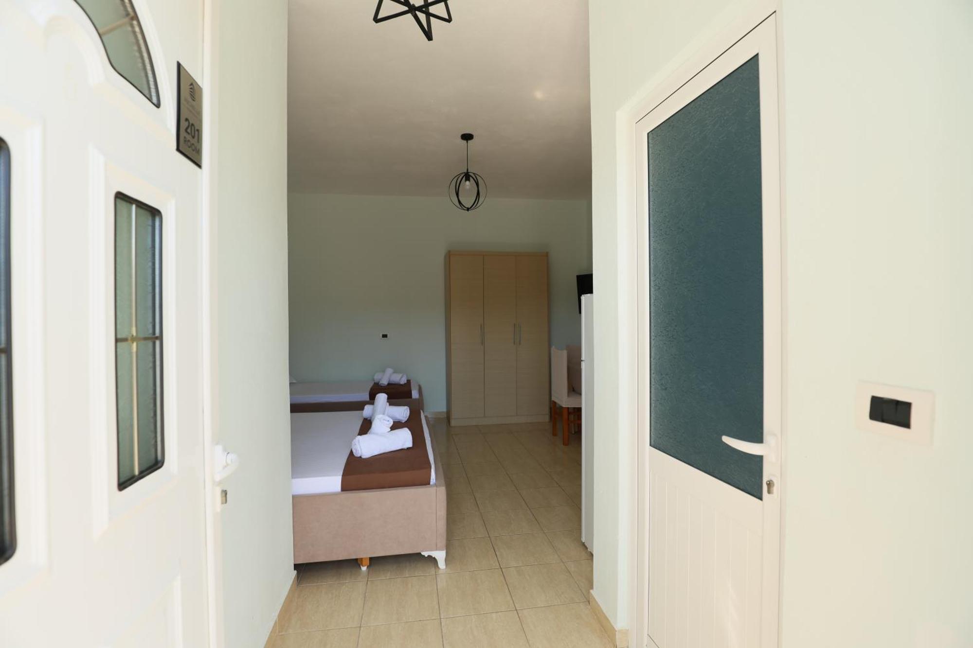Michelle Apartments Ксамил Екстериор снимка